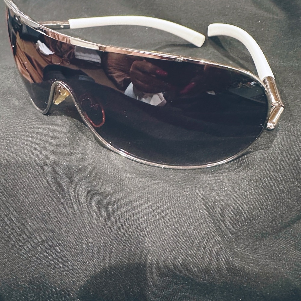 Never Worn Guess Sunglasses Silver Frames with White Arms - Picture 4 of 6